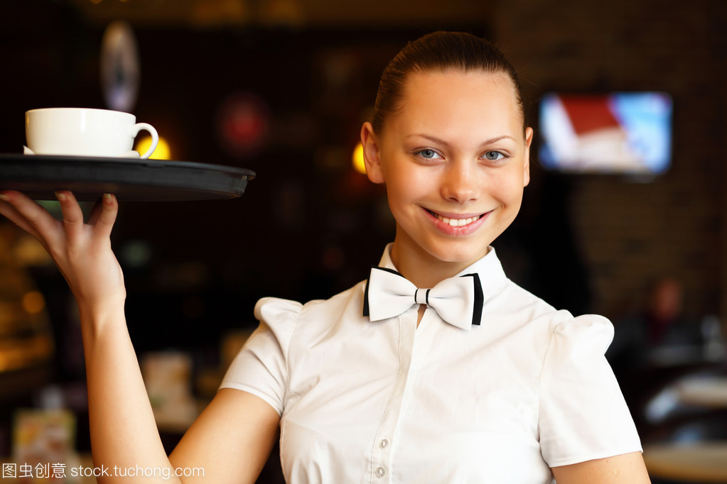 青春與優雅 餐飲服務中的年輕女服務員