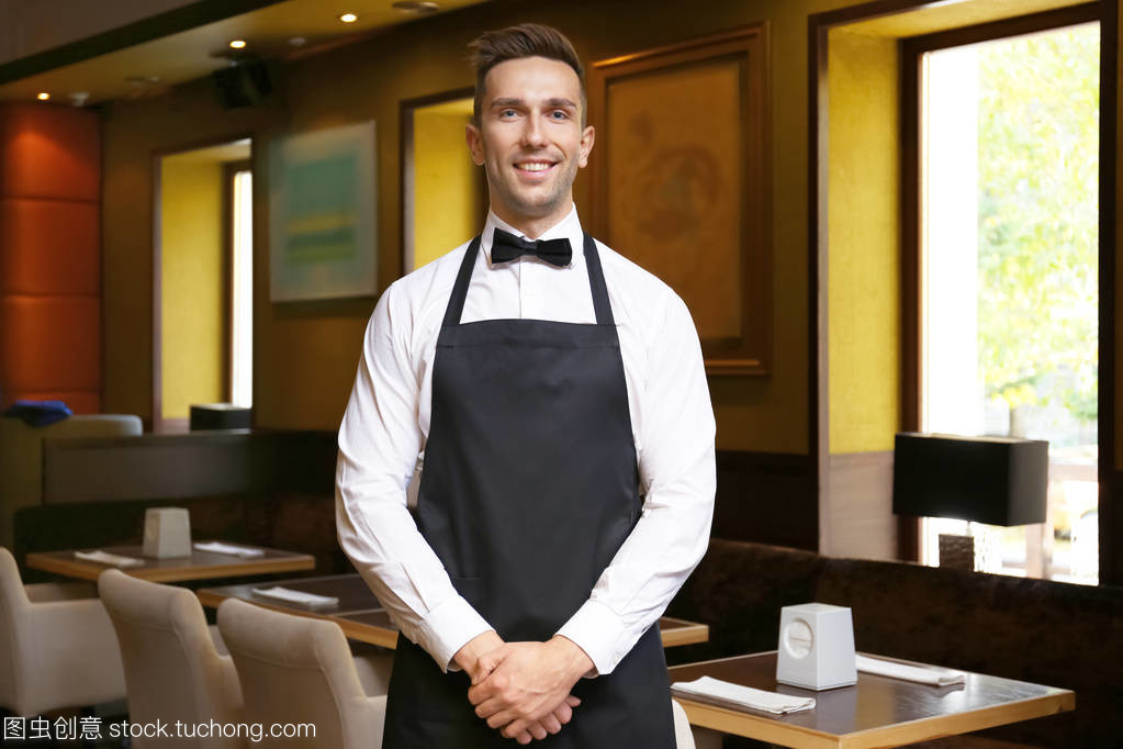餐飲服務中的英俊年輕服務員 形象與服務的雙贏
